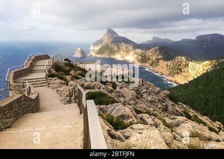 Perspektive der Klippen an der Küste von Cape Formentor auf der Insel Mallorca mit dem bewölkten Himmel von der Spitze eines Aussichtspunktes. Reisekonzept Stockfoto