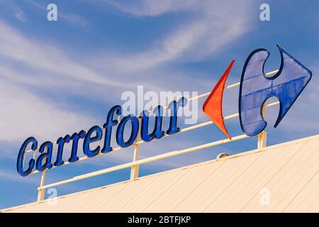 Finestrat, Spanien - 10. März 2020: Carrefour Logo in Finestrat Spanien. Carrefour ist eine der größten Hypermarktketten der Welt Stockfoto