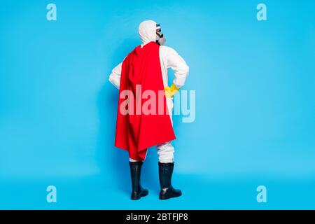 Ganzkörper hinten Rücken Rückgrat Ansicht Foto zuversichtlich Mann doc legte Hände Taille Look Copyspace bereit stoppen neuartige covid Epidemie Verbreitung tragen Brille gelb Latex Stockfoto