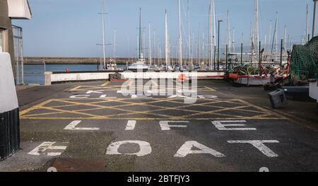 Howth bei Dublin, Irland - 15. Februar 2019: Halten Sie das Leben Boot Malerei auf Bitumen aus einem Boot Pflege und Wartung Bereich im Hafen auf einem Wint Stockfoto