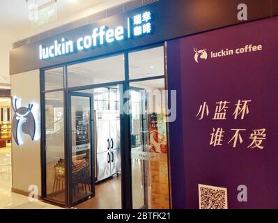 Shanghai, China. Mai 2020. Der Luckin Kaffee, der von Nasdaq entkoste, läuft am 24. Mai 2020 in Shanghai, China.(Foto: TPG/cnspphotos) (Foto: Top Photo/Sipa USA) Quelle: SIPA USA/Alamy Live News Stockfoto