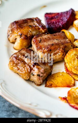 Lammsteak mit gerösteten gebackenen Rübenscheiben und Kartoffeln / Türkisches Kuzu Lokum oder Delight mit Teller serviert. Gericht Mit Bio-Fleisch. Stockfoto