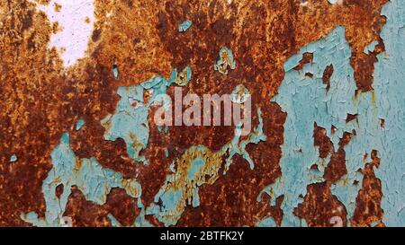 Abstrakte Hintergrund aus rostigen Metall Textur mit blauen abblätternden Farbe und Kopierer Raum. Korrosionsschutzlack Konzept Stockfoto