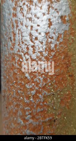Metallstruktur mit gesprungener lackierter Oberfläche und silberner verstörter Farbe auf braunem Hintergrund. Malen Sie den Hintergrund mit Kopierbereich neu Stockfoto