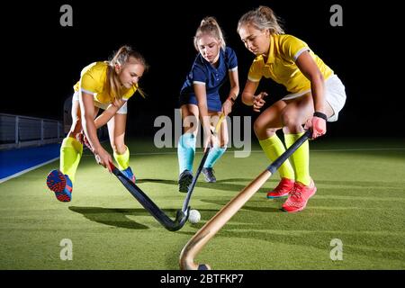 Hockey weibliche Spieler kämpfen um den Ball. Konzept bild Hockey Team Spiel Stockfoto