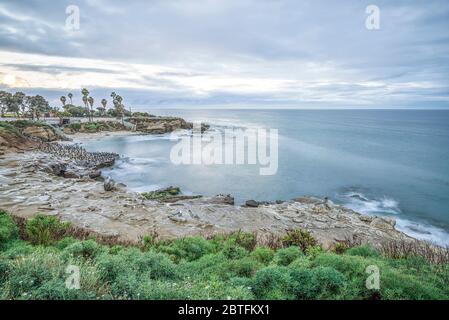 Küstenlandschaft an einem Wintermorgen von oberhalb der La Jolla Cove. La Jolla, Kalifornien, USA. Stockfoto