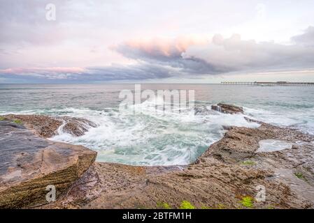 Küstenlandschaft bei Sonnenaufgang von der Klippengegend in der Ocean Beach Gemeinschaft. San Diego, Kalifornien, USA. Stockfoto