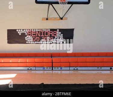 Banner an einer Turnhalle Wand feiern die Abschlussklasse von 2020 unter einem Basketball Backboard und Rand; Senior-Klasse von 2020. Stockfoto