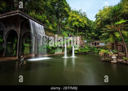 Wunderschöner Wasserfall am Monte Palace Tropical Garden in Funchal, Madeira / Portugal Stockfoto