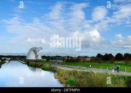 Schottland - 8. Okt '16 die Kelpies von Andy Scott - Kelpies sind mythologische Wassergeister und inspirierten dieses 30 m hohe Denkmal für das Erbe der Pferdekutschenwelt Stockfoto