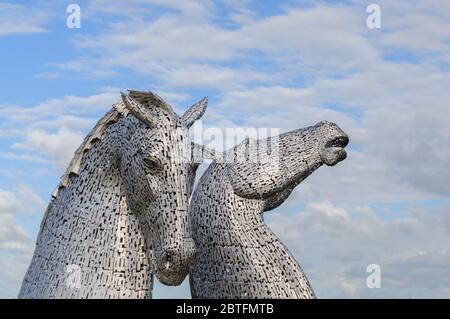 Schottland - 8. Okt '16 die Kelpies von Andy Scott - Kelpies sind mythologische Wassergeister und inspirierten dieses 30 m hohe Denkmal für das Erbe der Pferdekutschenwelt Stockfoto