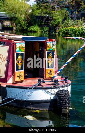 Ein Hausboot im Volksrosen & Schlösser Motiv, Regents Canal, London, Großbritannien Stockfoto