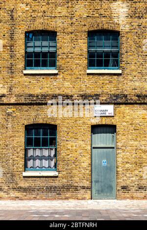 Fassade des Campus der Central Saint Martins University of the Arts in Granary Square, früher Getreidespeicher für Weizen, Kings Cross, London, Großbritannien Stockfoto