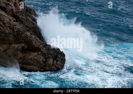 Wellenbrecher in Es Coco, Sa foradada, Valldemossa, Mallorca, Balearen, Spanien. Stockfoto