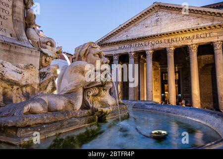 Delphin Brunnen und Pantheon von Agrippa, 126 B.C. Roma, Latium, Italien. Stockfoto