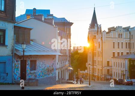 KIEW, UKRAINE -10. MAI 2020: Menschen, die an Andrews vorbei gehen, steigen bei Sonnenuntergang ab. Andrews Abstammung ist ein berühmtes Touristenziel. Stockfoto