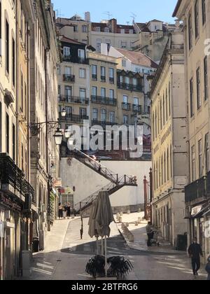 Treppe bergauf zum Bairro Alto vom Rossio-Platz in Lissabon Stockfoto