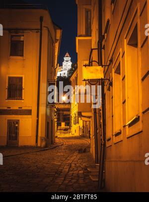 Bratislava historisches Zentrum, Innenstadt, mit Burg dahinter. Stockfoto