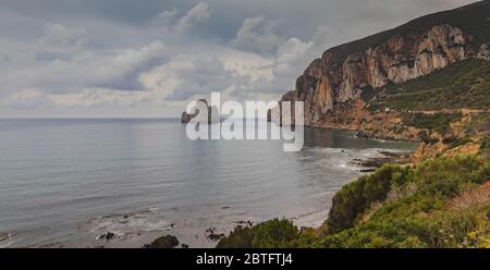 Masua Strand mit Mauern von alten Bergbaugebäuden.Südsardinien Stockfoto