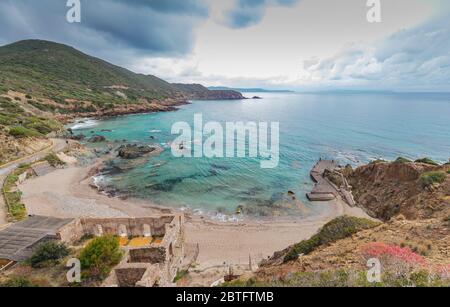 Masua Strand mit Mauern von alten Bergbaugebäuden.Südsardinien Stockfoto