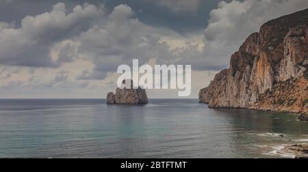 Masua Strand mit Mauern von alten Bergbaugebäuden.Südsardinien Stockfoto