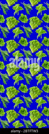 Nahtloses Muster aus frischen Salatblättern auf blauem Hintergrund Stockfoto