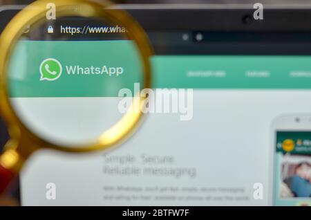 Kalifornien, USA, 2020. WhatsApp Web öffnen Sie auf einem Browser und Logo durch eine Lupe gesehen. Der Bildschirm des Laptops ist nicht fokussiert. Koncep Stockfoto