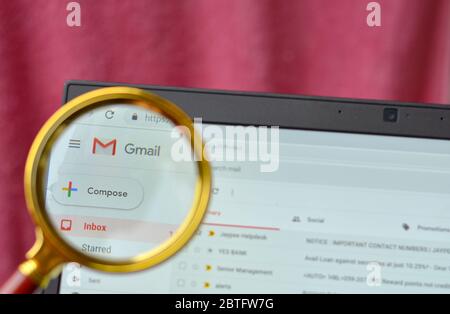 Kalifornien, USA, 2020. Gmail Anwendung öffnen Sie auf einem Browser und Logo durch eine Lupe gesehen. Der Bildschirm des Laptops ist nicht fokussiert. Stockfoto