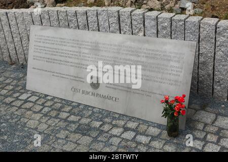 Gedenktafel für gefallene Soldaten der Russischen Befreiungsarmee (ROA), auch bekannt als Vlasov-Armee im Bezirk Řeporyje in Prag, Tschechische Republik. Die 1. Infanterie-Division der Russischen Befreiungsarmee kam den tschechischen Aufständischen zu Hilfe, um den Prager Aufstand gegen die deutsche Besatzung zu unterstützen, der am 5. Mai 1945 begann. Die Gedenktafel wurde zusammen mit dem Denkmal für gefallene Soldaten der Russischen Befreiungsarmee enthüllt, das der tschechische Künstler David Černý am 30. April 2020 auf dem Řeporyjské-Platz entworfen hat. Stockfoto