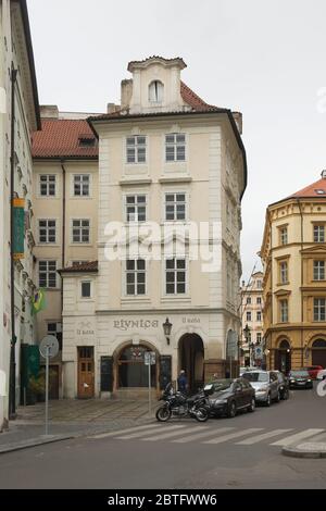 Haus am Goldenen Berg (Dům U Zlaté hory) auch bekannt als Haus an den Goldbeater (Dům U Zlatotepců) in Staré Město (Altstadt) in Prag, Tschechische Republik. Zarewitsch Alexej Petrowitsch von Russland und seine Herrin Afrosinja lebten in diesem Haus fünf Tage vom 19. Bis 24. November 1716 während ihrer Flucht von Russland nach Wien. Das Bierhaus am Henker (Pivnice U Kata) befindet sich jetzt im Haus. Stockfoto