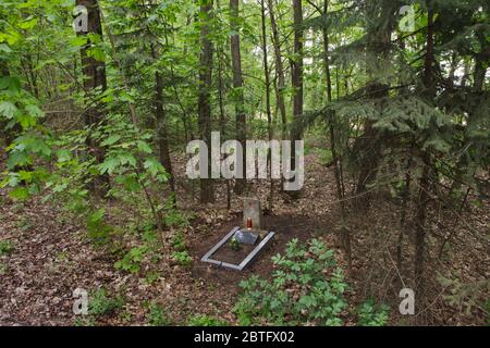 Verlassenes Grab des sowjetischen Militärs Wladimir Roschnenko im Wald neben der Stadt Panenské Břežany in Mittelböhmen, Tschechische Republik. Oberleutnant der Roten Armee Wladimir Roschnenko wurde 1922 in der Region Woronesch, Russland geboren. Er wurde am 23. September 1941 in die Rote Armee entsandt und diente als Kommandant des Kommandantenzug. Wladimir Roschnenko starb an den Wunden am 14. Mai 1945 im Alter von etwa 23 Jahren. Er wurde im Wald neben der Stadt begraben und sein Grab ist 75 Jahre nach seinem Tod verwüstet und verlassen. Stockfoto