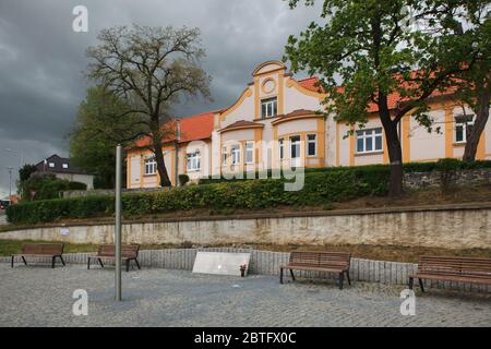 Denkmal für gefallene Soldaten der Russischen Befreiungsarmee (ROA), auch bekannt als Vlasov-Armee im Bezirk Řeporyje in Prag, Tschechische Republik. Die 1. Infanterie-Division der Russischen Befreiungsarmee kam den tschechischen Aufständischen zu Hilfe, um den Prager Aufstand gegen die deutsche Besatzung zu unterstützen, der am 5. Mai 1945 begann. Am 30. April 2020 wurde auf dem Řeporyjské-Platz das Denkmal des tschechischen bildenden Künstlers David Černý enthüllt. Die hohe Stahlsäule ist mit einer kleinen Statuette eines sowjetischen Panzers T-34 mit einem deutschen Helm Stahlhelm bedeckt, weil die Soldaten der ROA verwenden Stockfoto