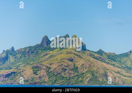 Nahaufnahme von felsigen Hügeln und Wäldern auf einer tropischen Insel in Fidschi. Yasawa Stockfoto