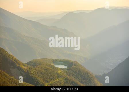 Blick vom Cap de Rep in Richtung Engolasters, können Sie auch die Stadt Encamp und Andorra La Vella, Andorra sehen. Stockfoto