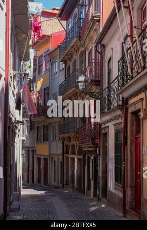 Kleine Kopfsteinpflasterstraße mit traditionellen bunten Häusern in Porto, Portugal Stockfoto