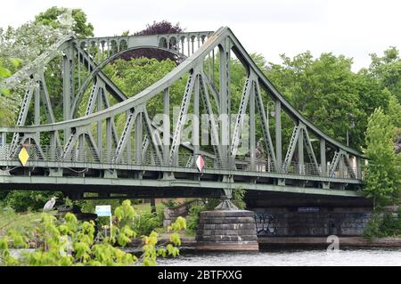 Potsdam, Deutschland. Mai 2020. Die Glienicker Brücke zwischen Berlin und Potsdam. Die Brücke über die Havel verbindet die Königsstraße mit der Berliner Straße. Die Landesgrenze verläuft über die Mitte der Brücke. Quelle: Soeren stache/dpa-Zentralbild/ZB/dpa/Alamy Live News Stockfoto