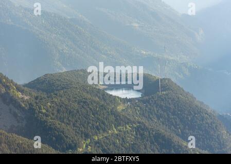 Blick vom Cap de Rep in Richtung Engolasters, können Sie auch die Stadt Encamp und Andorra La Vella, Andorra sehen. Stockfoto
