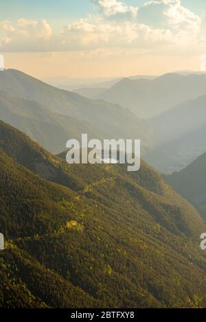 Blick vom Cap de Rep in Richtung Engolasters, können Sie auch die Stadt Encamp und Andorra La Vella, Andorra sehen. Stockfoto