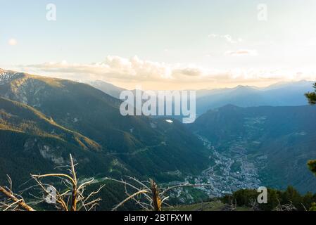 Blick vom Cap de Rep in Richtung Engolasters, können Sie auch die Stadt Encamp und Andorra La Vella, Andorra sehen. Stockfoto