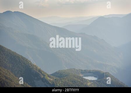Blick vom Cap de Rep in Richtung Engolasters, können Sie auch die Stadt Encamp und Andorra La Vella, Andorra sehen. Stockfoto