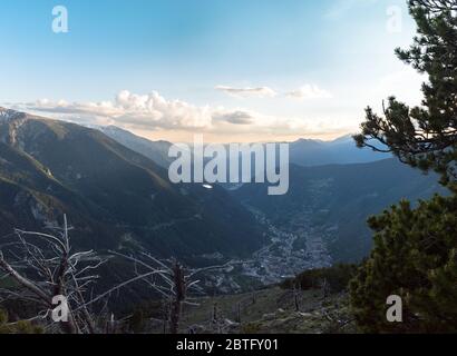 Blick vom Cap de Rep in Richtung Engolasters, können Sie auch die Stadt Encamp und Andorra La Vella, Andorra sehen. Stockfoto