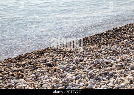 Natürlicher Hintergrund Küste und Steine, Kiesstrand Meereswelle, Landschaft für Ruhe Stockfoto