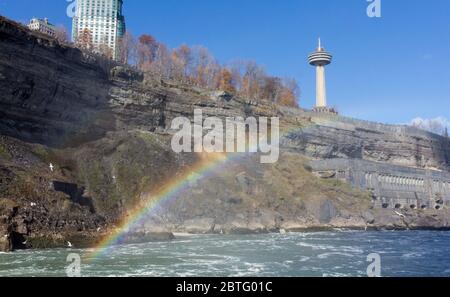 Der Skylon-Turm ist durch einen Regenbogen sichtbar, neben den Niagarafällen Stockfoto