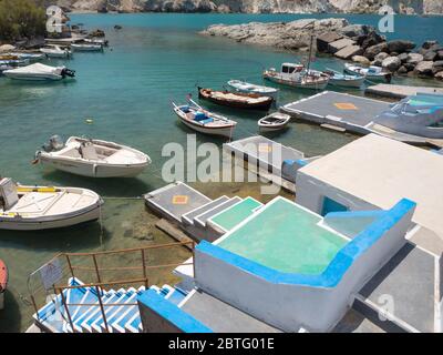 MILOS, GRIECHENLAND - JULI 13,2017: Kleine Fischerboote im Hafen von Mandrakia Dorf auf der Insel Milos, Griechenland Stockfoto