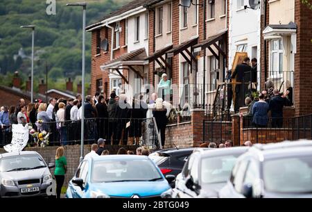 Lenadoon, West Belfast, Nordirland. Mai 2020. Trauerfeier vor dem Haus von Kieran Wylie (57), der in Lenadoon, West Belfast erschossen wurde, als seine Überreste aus seinem Haus getragen werden. Wylie wurde wegen der Information über regimekritische Terrorgruppen in Nordirland ermordet Credit: Conor Kinahan/Alamy Live News Stockfoto