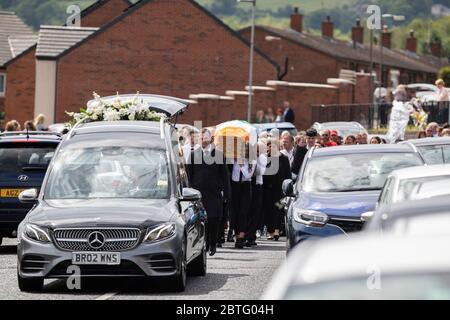 Lenadoon, West Belfast, Nordirland. Mai 2020. Trauerfeier vor dem Haus von Kieran Wylie (57), der in Lenadoon, West Belfast erschossen wurde, als seine Überreste aus seinem Haus getragen werden. Wylie wurde wegen der Information über regimekritische Terrorgruppen in Nordirland ermordet Credit: Conor Kinahan/Alamy Live News Stockfoto