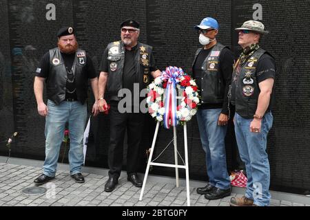 Washington, DC, USA. Mai 2020. Ansichten von Gönnern zu Ehren von Vietnam Kriegsveteranen im Vietnam Veterans Memorial in der National Mall am Memorial Day 2020 in Washington, DC am 25. Mai 2020. Kredit: Mpi34/Media Punch/Alamy Live News Stockfoto