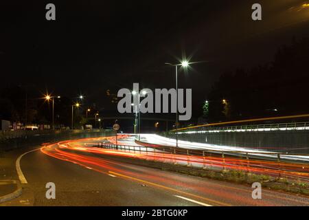 Leichte Wege durch den geschäftigen Verkehr, der Bristol nachts verlässt Stockfoto