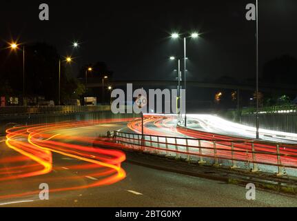 Leichte Wege durch den geschäftigen Verkehr, der Bristol nachts verlässt Stockfoto