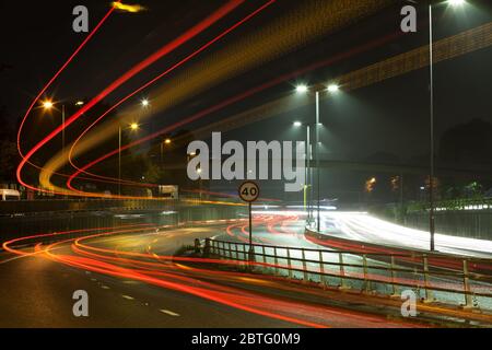 Leichte Wege durch den geschäftigen Verkehr, der Bristol nachts verlässt Stockfoto